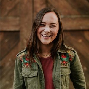 Meet your Posher, Laura!!
